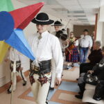 21.12.2017 Kielce. Górale z zespołu "Majeranki" z Rabki Wyżnej odwiedzili pacjentów w ŚCO / Jarosław Kubalski / Radio Kielce