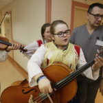 21.12.2017 Kielce. Górale z zespołu "Majeranki" z Rabki Wyżnej odwiedzili pacjentów w ŚCO / Jarosław Kubalski / Radio Kielce