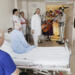 21.12.2017 Kielce. Górale z zespołu "Majeranki" z Rabki Wyżnej odwiedzili pacjentów w ŚCO / Jarosław Kubalski / Radio Kielce