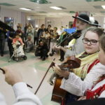 21.12.2017 Kielce. Górale z zespołu "Majeranki" z Rabki Wyżnej odwiedzili pacjentów w ŚCO / Jarosław Kubalski / Radio Kielce