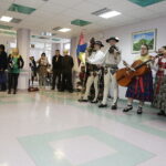 21.12.2017 Kielce. Górale z zespołu "Majeranki" z Rabki Wyżnej odwiedzili pacjentów w ŚCO / Jarosław Kubalski / Radio Kielce