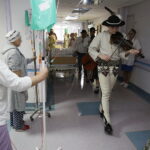 21.12.2017 Kielce. Górale z zespołu "Majeranki" z Rabki Wyżnej odwiedzili pacjentów w ŚCO / Jarosław Kubalski / Radio Kielce