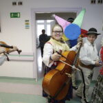 21.12.2017 Kielce. Górale z zespołu "Majeranki" z Rabki Wyżnej odwiedzili pacjentów w ŚCO / Jarosław Kubalski / Radio Kielce