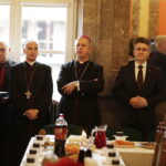 24.12.2017 Kielce. Wigilia dla samotnych, ubogich i bezdomnych w WDK. Biskup Marian Florczyk, biskup Jan Piotrowski i senator Krzysztof Słoń  / Jarosław Kubalski / Radio Kielce