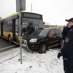 Kolizja autobusu MPK z autem osobowym w Kielcach na skrzyżowaniu ulic Wapiennikowej, Tarnowskiej i Popiełuszki / Jarosław Kubalski / Radio Kielce
