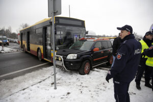 Kolizja autobusu MPK z autem osobowym w Kielcach na skrzyżowaniu ulic Wapiennikowej, Tarnowskiej i Popiełuszki / Jarosław Kubalski / Radio Kielce