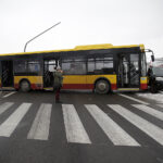 Kolizja autobusu MPK z autem osobowym w Kielcach na skrzyżowaniu ulic Wapiennikowej, Tarnowskiej i Popiełuszki / Jarosław Kubalski / Radio Kielce