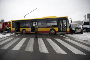 Kolizja autobusu MPK z autem osobowym w Kielcach na skrzyżowaniu ulic Wapiennikowej, Tarnowskiej i Popiełuszki / Jarosław Kubalski / Radio Kielce