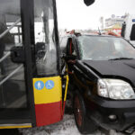 Kolizja autobusu MPK z autem osobowym w Kielcach na skrzyżowaniu ulic Wapiennikowej, Tarnowskiej i Popiełuszki / Jarosław Kubalski / Radio Kielce