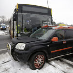 Kolizja autobusu MPK z autem osobowym w Kielcach na skrzyżowaniu ulic Wapiennikowej, Tarnowskiej i Popiełuszki / Jarosław Kubalski / Radio Kielce