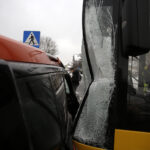 Kolizja autobusu MPK z autem osobowym w Kielcach na skrzyżowaniu ulic Wapiennikowej, Tarnowskiej i Popiełuszki / Jarosław Kubalski / Radio Kielce