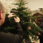 Święty Krzyż. Ubieranie choinki, którą ojcowie oblaci przekażą na akcję Radia Kielce "Choinka pod choinkę" / Jarosław Kubalski / Radio Kielce