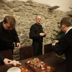 Święty Krzyż. Ubieranie choinki, którą ojcowie oblaci przekażą na akcję Radia Kielce "Choinka pod choinkę" / Jarosław Kubalski / Radio Kielce