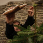 Święty Krzyż. Ubieranie choinki, którą ojcowie oblaci przekażą na akcję Radia Kielce "Choinka pod choinkę" / Jarosław Kubalski / Radio Kielce