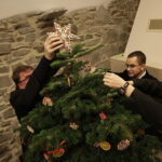 Święty Krzyż. Ubieranie choinki, którą ojcowie oblaci przekażą na akcję Radia Kielce "Choinka pod choinkę" / Jarosław Kubalski / Radio Kielce