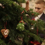 Święty Krzyż. Ubieranie choinki, którą ojcowie oblaci przekażą na akcję Radia Kielce "Choinka pod choinkę" / Jarosław Kubalski / Radio Kielce