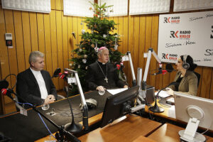 Ksiądz Mariusz Rak, biskup Jan Piotrowski i Magdalena Sitek / Jarosław Kubalski / Radio Kielce