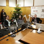 11.12.2017 Kielce. "Choinka pod choinkę". Licytacja choinki ufundowanej przez biskupa Jana Piotrowskiego. W studiu duszpasterz akademików Rafał Dudała i Kasia Ola i Weronika / Jarosław Kubalski / Radio Kielce