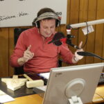 11.12.2017 Kielce. "Choinka pod choinkę". Licytacja choinki ufundowanej przez biskupa Jana Piotrowskiego. W studiu duszpasterz akademików Rafał Dudała i Kasia Ola i Weronika / Jarosław Kubalski / Radio Kielce