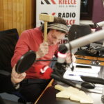 11.12.2017 Kielce. "Choinka pod choinkę". Licytacja choinki ufundowanej przez biskupa Jana Piotrowskiego. W studiu duszpasterz akademików Rafał Dudała i Kasia Ola i Weronika / Jarosław Kubalski / Radio Kielce