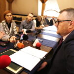 12.12.2017 Tokarnia. Park Etnograficzny. Konferencja na temat planów muzeum na rok 2018. Dyrektor Mateusz Masny / Jarosław Kubalski / Radio Kielce