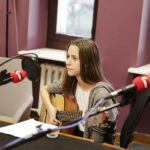 12.12.2017 Kielce. "Choinka pod Choinkę" Licytacja. W studiu młodzież z Siemachy / Jarosław Kubalski / Radio Kielce