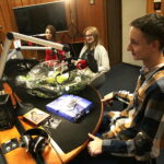 12.12.2017 Kielce. "Choinka pod Choinkę" Licytacja. W studiu artysta Arkadiusz Latos, Weronika, Julia i Piotr z Katolickiego Stowarzyszenia Młodzieży Diecezji Radomskiej oraz Agnieszka, Marcin i Łukasz harcerze Chorągwi Kieleckiej / Jarosław Kubalski / Radio Kielce