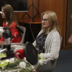 12.12.2017 Kielce. "Choinka pod Choinkę" Licytacja. W studiu artysta Arkadiusz Latos, Weronika, Julia i Piotr z Katolickiego Stowarzyszenia Młodzieży Diecezji Radomskiej oraz Agnieszka, Marcin i Łukasz harcerze Chorągwi Kieleckiej / Jarosław Kubalski / Radio Kielce