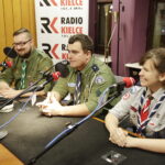 12.12.2017 Kielce. "Choinka pod Choinkę" Licytacja. W studiu artysta Arkadiusz Latos, Weronika, Julia i Piotr z Katolickiego Stowarzyszenia Młodzieży Diecezji Radomskiej oraz Agnieszka, Marcin i Łukasz harcerze Chorągwi Kieleckiej / Jarosław Kubalski / Radio Kielce