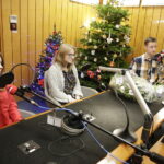12.12.2017 Kielce. "Choinka pod Choinkę" Licytacja. W studiu artysta Arkadiusz Latos, Weronika, Julia i Piotr z Katolickiego Stowarzyszenia Młodzieży Diecezji Radomskiej oraz Agnieszka, Marcin i Łukasz harcerze Chorągwi Kieleckiej / Jarosław Kubalski / Radio Kielce