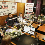 12.12.2017 Kielce. "Choinka pod Choinkę" Licytacja. W studiu artysta Arkadiusz Latos, Weronika, Julia i Piotr z Katolickiego Stowarzyszenia Młodzieży Diecezji Radomskiej oraz Agnieszka, Marcin i Łukasz harcerze Chorągwi Kieleckiej / Jarosław Kubalski / Radio Kielce