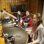 13.12.2017 Kielce. "Choinka pod choinkę". Licytacja drzewka ufundowanego przez biskupa sandomierskiego Krzysztofa Nitkiewicza. Finał. Michalina, Natalia i Justyna z grupy oazowej / Jarosław Kubalski / Radio Kielce