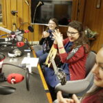 13.12.2017 Kielce. "Choinka pod choinkę". Licytacja drzewka ufundowanego przez biskupa sandomierskiego Krzysztofa Nitkiewicza. Finał. Michalina, Natalia i Justyna z grupy oazowej / Jarosław Kubalski / Radio Kielce