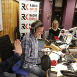 13.12.2017 Kielce. "Choinka pod choinkę". Licytacja drzewka ufundowanego przez biskupa sandomierskiego Krzysztofa Nitkiewicza. Finał. Gośćmi w studiu byli Michalina, Natalia i Justyna z grupy oazowej, Marta Żurawiecka dyrektor ds.wydawnictwa diecezjalnego w Sandomierzu księża Tomasz Lis i Andrzej Rusak / Jarosław Kubalski / Radio Kielce