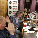 13.12.2017 Kielce. "Choinka pod choinkę". Licytacja drzewka ufundowanego przez biskupa sandomierskiego Krzysztofa Nitkiewicza. Finał. Gośćmi w studiu byli Michalina, Natalia i Justyna z grupy oazowej, Marta Żurawiecka dyrektor ds.wydawnictwa diecezjalnego w Sandomierzu księża Tomasz Lis i Andrzej Rusak / Jarosław Kubalski / Radio Kielce