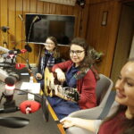 13.12.2017 Kielce. "Choinka pod choinkę". Licytacja drzewka ufundowanego przez biskupa sandomierskiego Krzysztofa Nitkiewicza. Finał. Michalina, Natalia i Justyna z grupy oazowej / Jarosław Kubalski / Radio Kielce