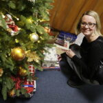 13.12.2017 Kielce. "Choinka pod choinkę". Licytacja drzewka ufundowanego przez biskupa sandomierskiego Krzysztofa Nitkiewicza. Finał. Marta Żurawiecka dyrektor ds.wydawnictwa diecezjalnego w Sandomierzu / Jarosław Kubalski / Radio Kielce