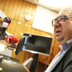 14.12.2017 Kielce. "Choinka pod choinkę" w Radiu Kielce. Licytacja drzewka Ojców Oblatów ze Świętego Krzyża. Ryszard Mańko, dyrektor ZSP nr 1 w Kielcach / Jarosław Kubalski / Radio Kielce