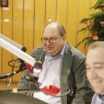 14.12.2017 Kielce. "Choinka pod choinkę" w Radiu Kielce. Licytacja drzewka Ojców Oblatów ze Świętego Krzyża. Ryszard Mańko, dyrektor ZSP nr 1 w Kielcach / Jarosław Kubalski / Radio Kielce