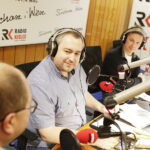 14.12.2017 Kielce. "Choinka pod choinkę" w Radiu Kielce. Licytacja drzewka Ojców Oblatów ze Świętego Krzyża. Daniel Lenart i Paweł Solarz / Jarosław Kubalski / Radio Kielce