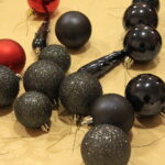 06.12.2017 Suchedniów. "Choinka pod Choinkę" . Młodzież z Katolickiego Stowarzyszenia Młodzieży w Suchedniowie i ksiądz Grzegorz Łabądź ubierają choinkę przekazaną przez biskupa diecezji radomskiej Henryka Tomasika na rzecz licytacji / Krzysztof Bujnowicz / Radio Kielce