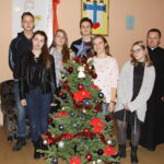 06.12.2017 Suchedniów. "Choinka pod Choinkę" . Młodzież z Katolickiego Stowarzyszenia Młodzieży w Suchedniowie i ksiądz Grzegorz Łabądź ubierają choinkę przekazaną przez biskupa diecezji radomskiej Henryka Tomasika na rzecz licytacji / Krzysztof Bujnowicz / Radio Kielce