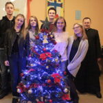 06.12.2017 Suchedniów. "Choinka pod Choinkę" . Młodzież z Katolickiego Stowarzyszenia Młodzieży w Suchedniowie i ksiądz Grzegorz Łabądź ubierają choinkę przekazaną przez biskupa diecezji radomskiej Henryka Tomasika na rzecz licytacji / Krzysztof Bujnowicz / Radio Kielce