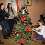 06.12.2017 Suchedniów. "Choinka pod Choinkę" . Młodzież z Katolickiego Stowarzyszenia Młodzieży w Suchedniowie i ksiądz Grzegorz Łabądź ubierają choinkę przekazaną przez biskupa diecezji radomskiej Henryka Tomasika na rzecz licytacji / Krzysztof Bujnowicz / Radio Kielce