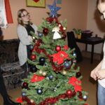 06.12.2017 Suchedniów. "Choinka pod Choinkę" . Młodzież z Katolickiego Stowarzyszenia Młodzieży w Suchedniowie i ksiądz Grzegorz Łabądź ubierają choinkę przekazaną przez biskupa diecezji radomskiej Henryka Tomasika na rzecz licytacji / Krzysztof Bujnowicz / Radio Kielce