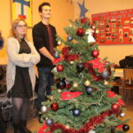 06.12.2017 Suchedniów. "Choinka pod Choinkę" . Młodzież z Katolickiego Stowarzyszenia Młodzieży w Suchedniowie i ksiądz Grzegorz Łabądź ubierają choinkę przekazaną przez biskupa diecezji radomskiej Henryka Tomasika na rzecz licytacji / Krzysztof Bujnowicz / Radio Kielce