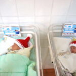 Świętokrzyskie Centrum Matki i Noworodka. Wizyta Św. Mikołaja u dzieci / Katarzyna Prędotka / Radio Kielce