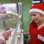 Świętokrzyskie Centrum Matki i Noworodka. Wizyta Św. Mikołaja u dzieci / Katarzyna Prędotka / Radio Kielce