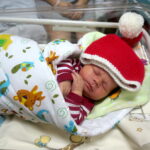 Świętokrzyskie Centrum Matki i Noworodka. Wizyta Św. Mikołaja u dzieci / Katarzyna Prędotka / Radio Kielce