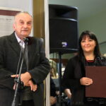 Uroczystość poświęcona pamięci Tadeusza Maja, odsłonięcie formy rzeźbiarskiej i wernisaż wystawy. Na zdjęciu : Marian Rumin - krytyk i historyk sztuki oraz Maria Kowalczyk - dyrektor Zespołu Państwowych Szkół Plastycznych im. Józefa Szermentowskiego w Kielcach / Marzena Mąkosa / Radio Kielce